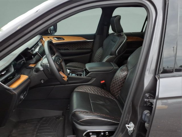 Used 2023 Jeep Grand Cherokee Summit AWD/4WD image 30