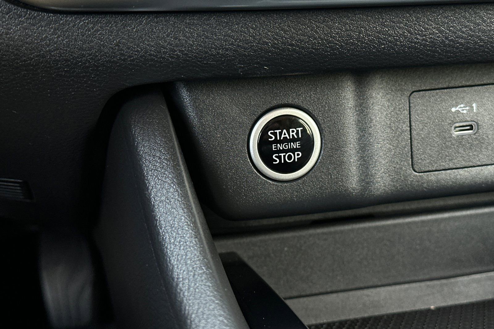 Used 2023 Nissan Rogue SV image 29