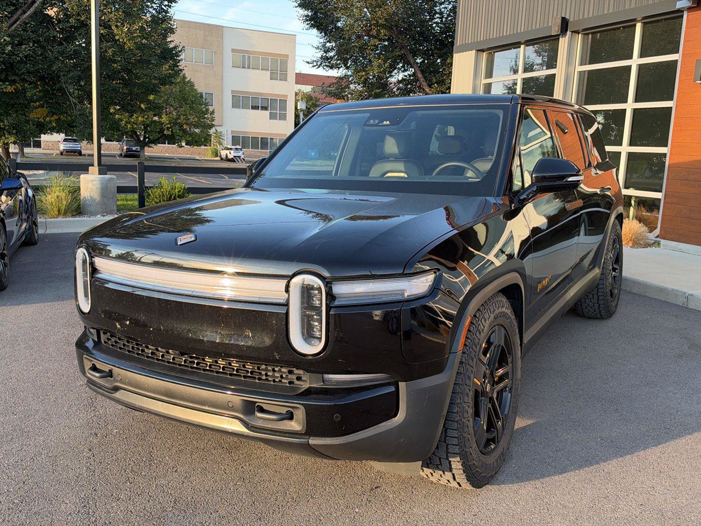Used 2026 Rivian R1S Premium Tri AWD/4WD image 4