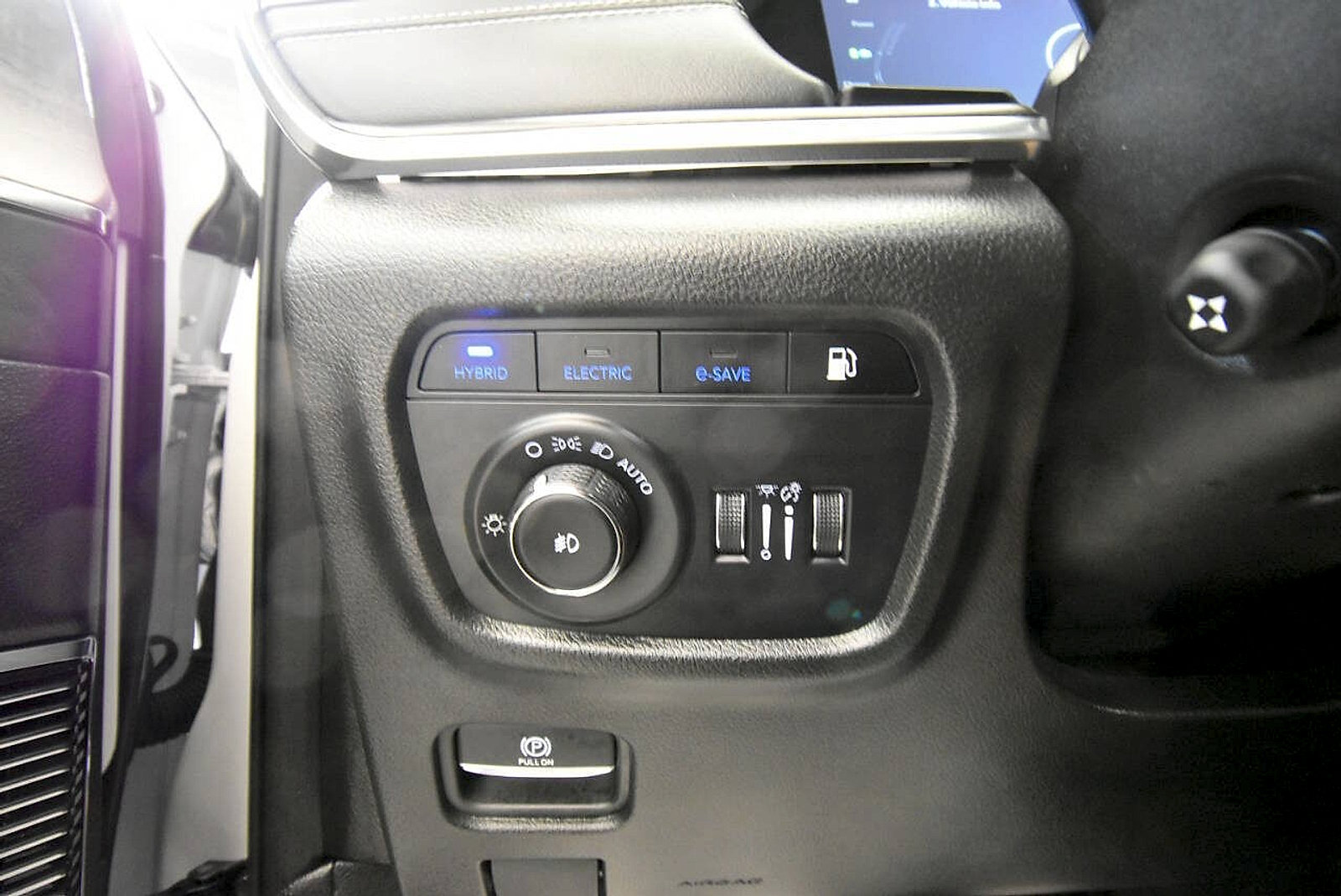 Used 2024 Jeep Grand Cherokee Overland w/ Trailer Tow Package AWD/4WD image 34