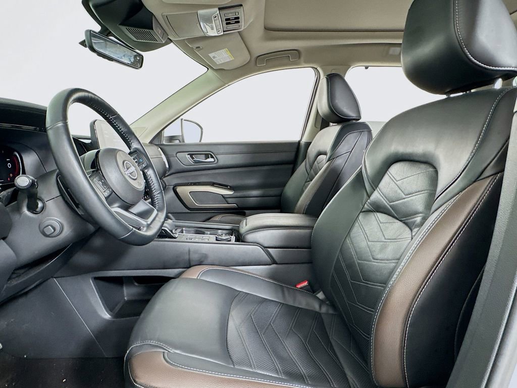 Used 2023 Nissan Pathfinder Platinum w/ Cargo Package image 10