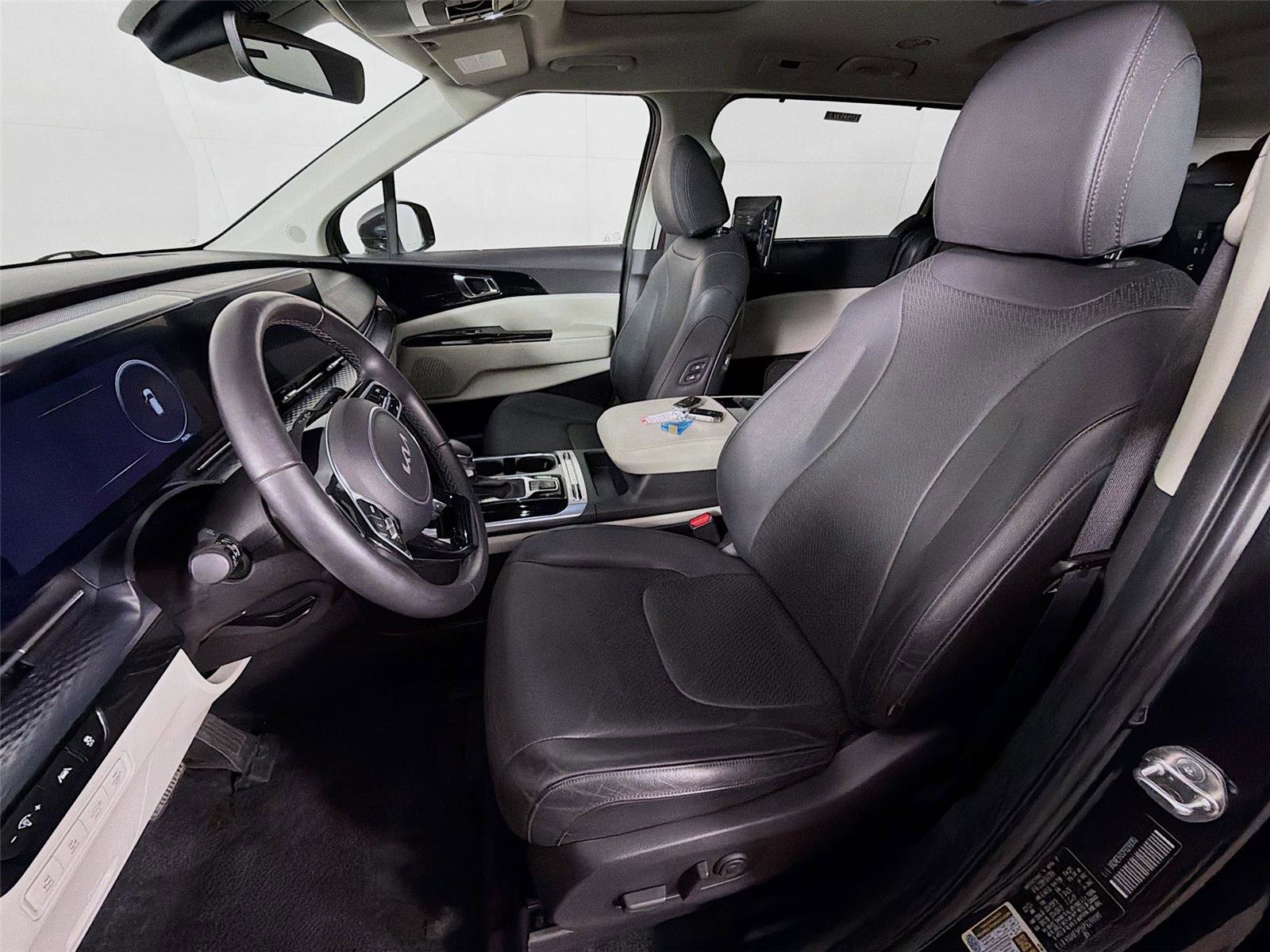 Used 2023 Kia Carnival SX Prestige image 11