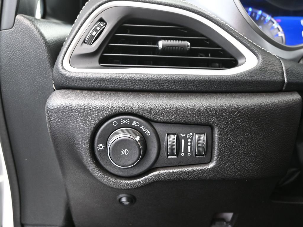 Used 2022 Chrysler Pacifica Touring-L w/ Uconnect Theater Family Group image 35