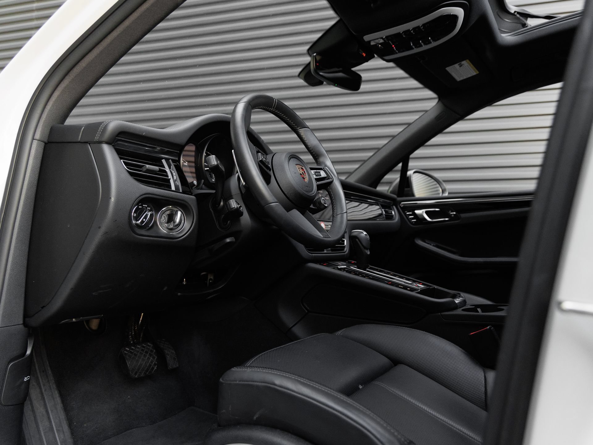 Certified 2025 Porsche Macan Turbo AWD/4WD image 4