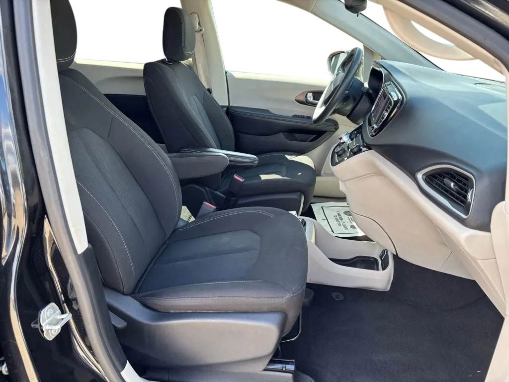 Used 2023 Chrysler Voyager LX FWD image 29