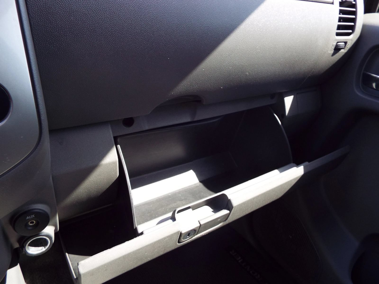 Used 2011 Nissan Frontier SL w/ Moonroof Pkg RWD image 24