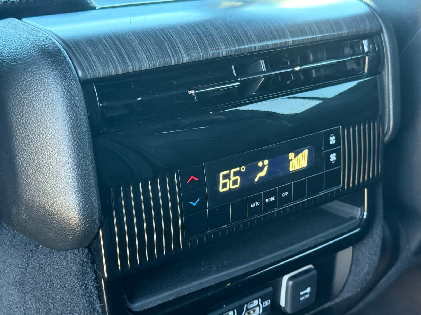 Used 2023 Jeep Wagoneer L Series II image 31