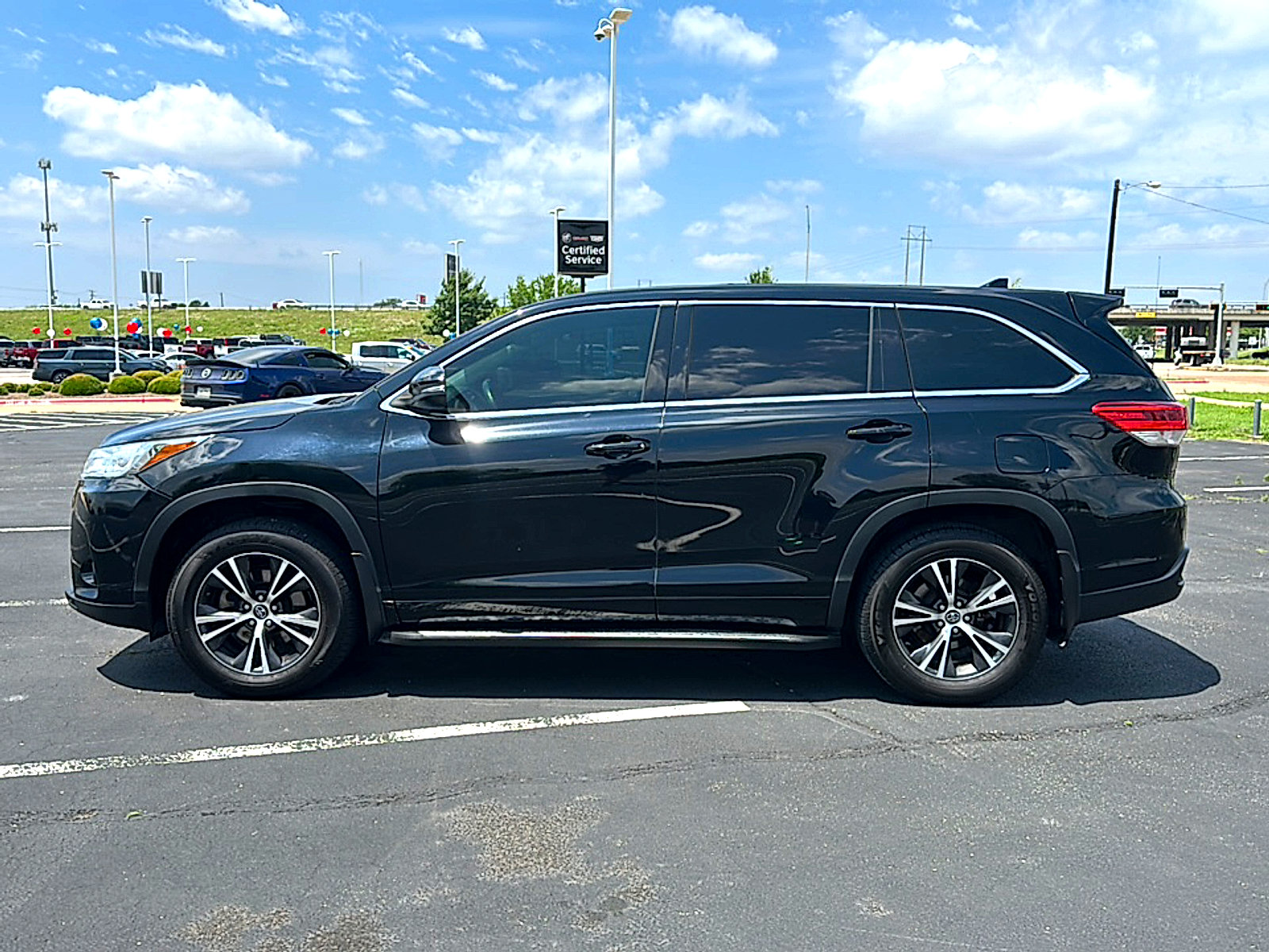 Used 2018 Toyota Highlander Plus FWD image 5
