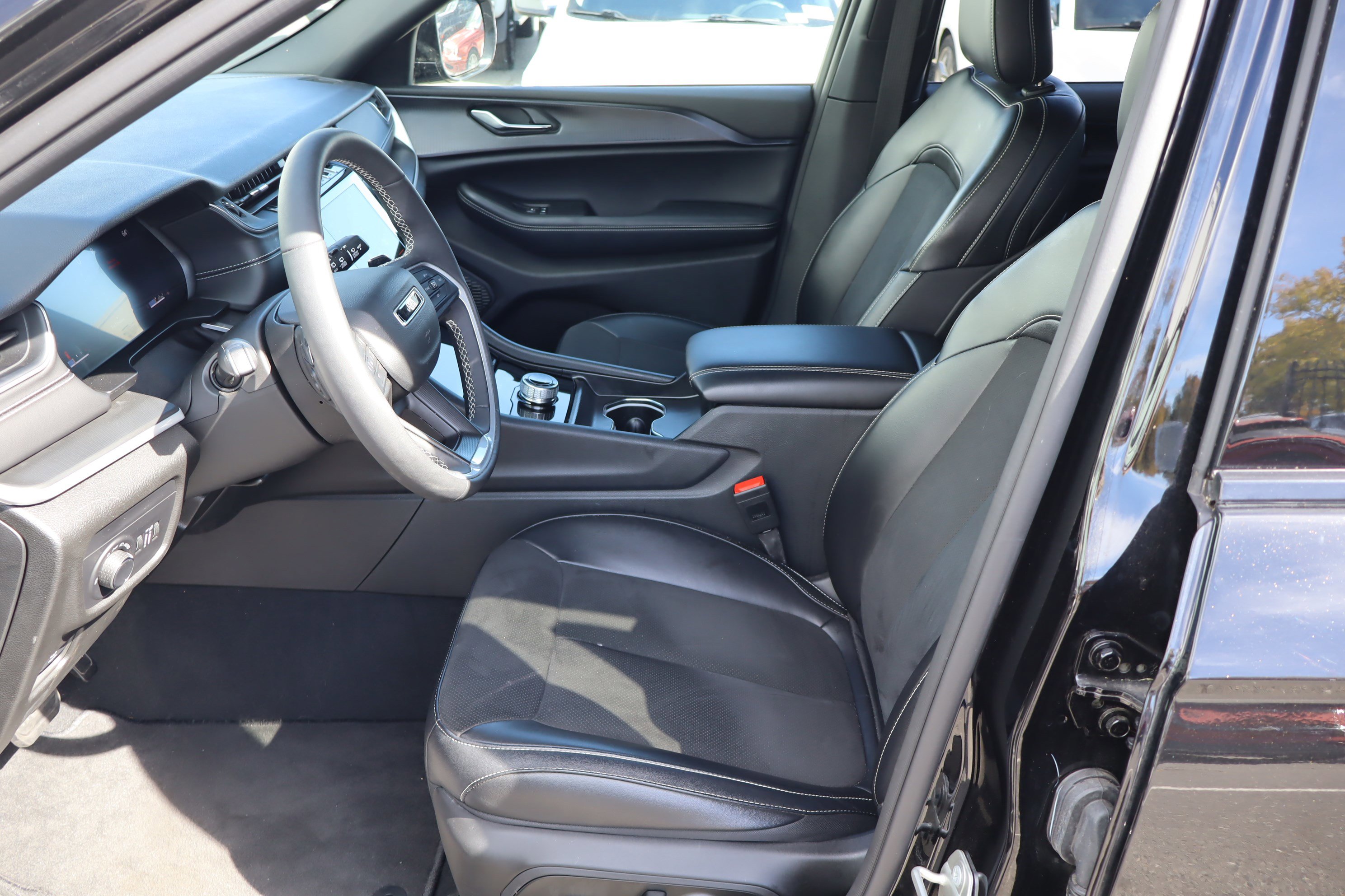 Used 2024 Jeep Grand Cherokee L Altitude image 16