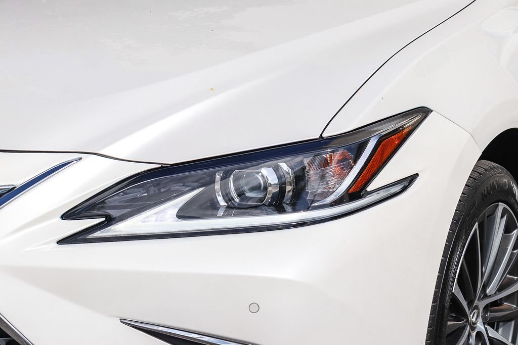 Used 2025 Lexus ES 300h w/ Premium Package FWD image 4