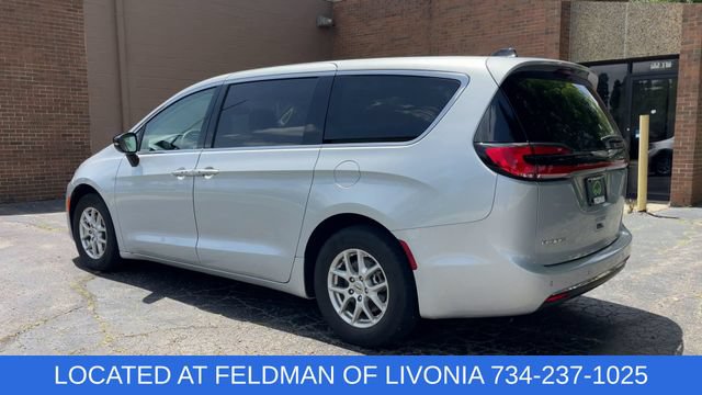 Used 2024 Chrysler Pacifica Touring-L FWD image 6