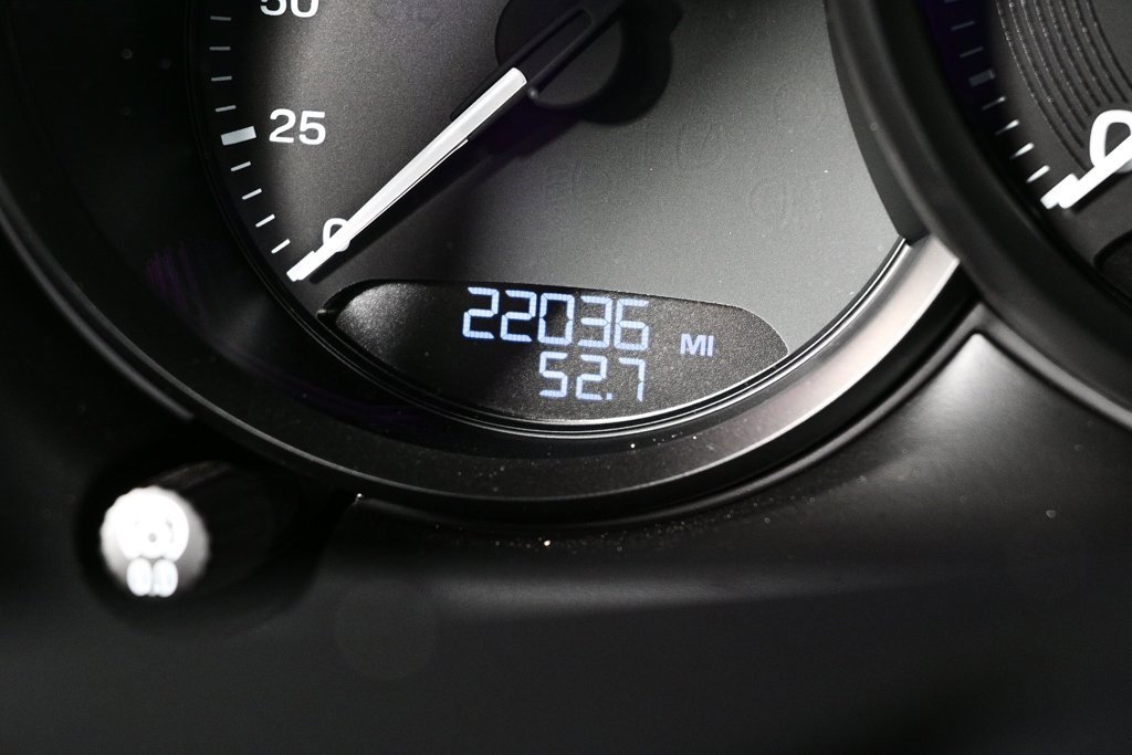 Certified 2025 Porsche Macan image 12