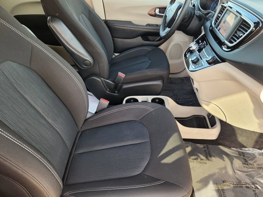 Used 2023 Chrysler Voyager LX image 15