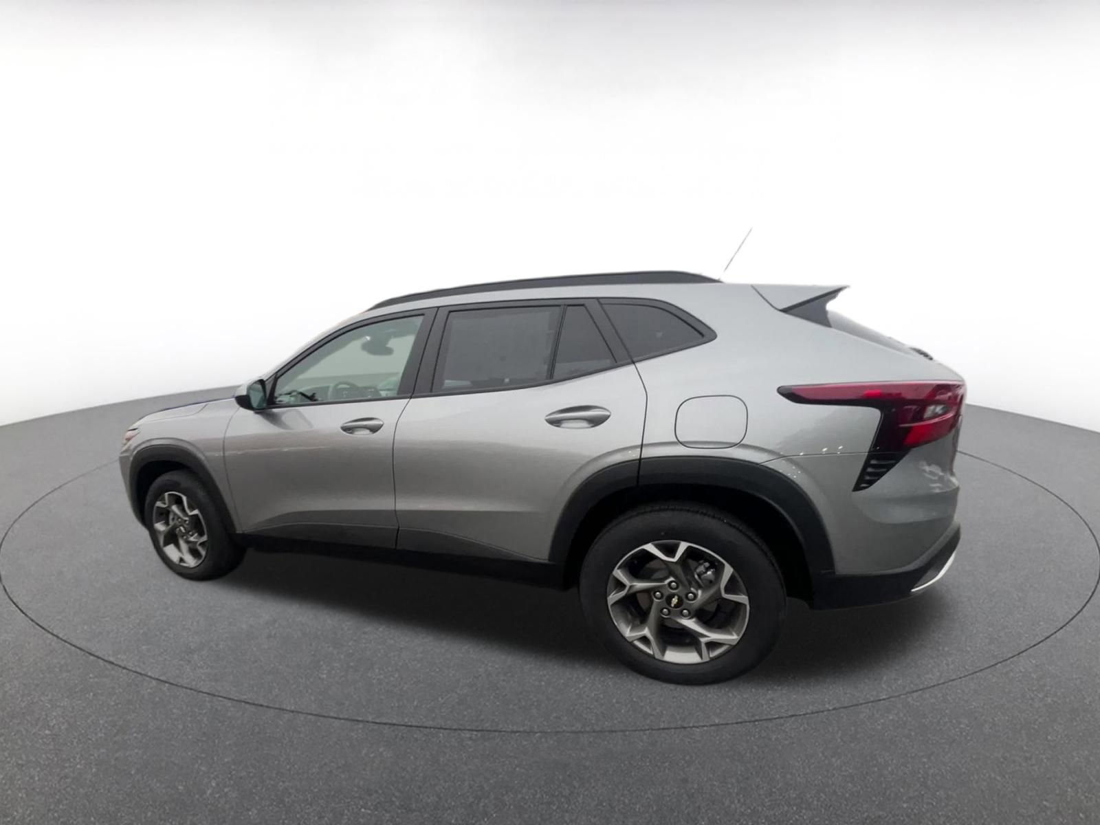 Used 2025 Chevrolet Trax LT w/ LT Convenience Package image 10