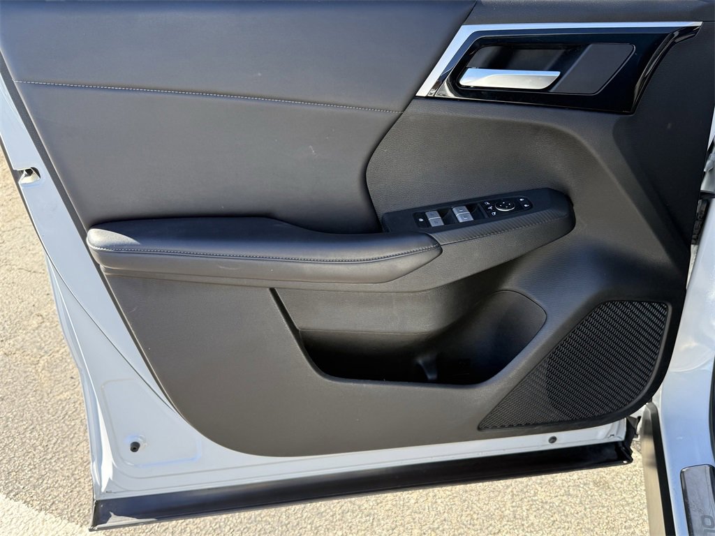 Used 2023 Mitsubishi Outlander SE image 11