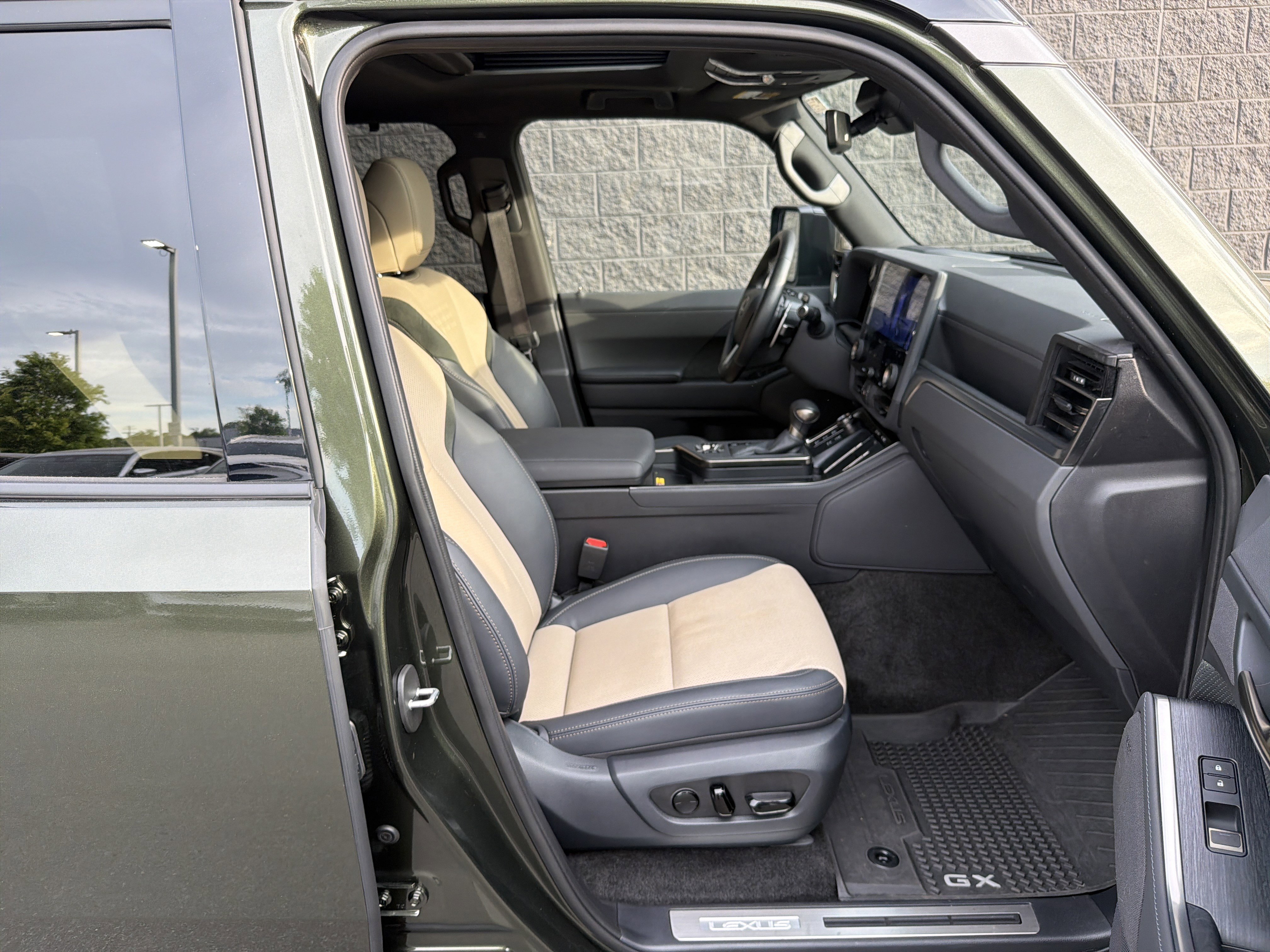 Used 2024 Lexus GX 550 image 35