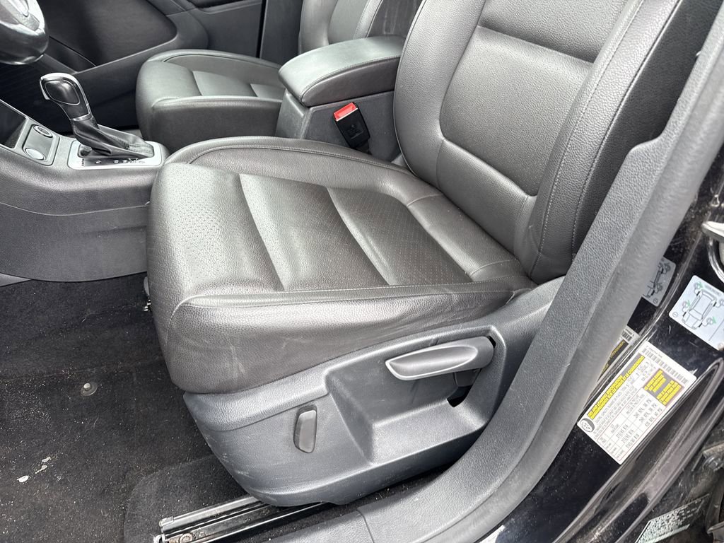 Used 2017 Volkswagen Tiguan S image 11