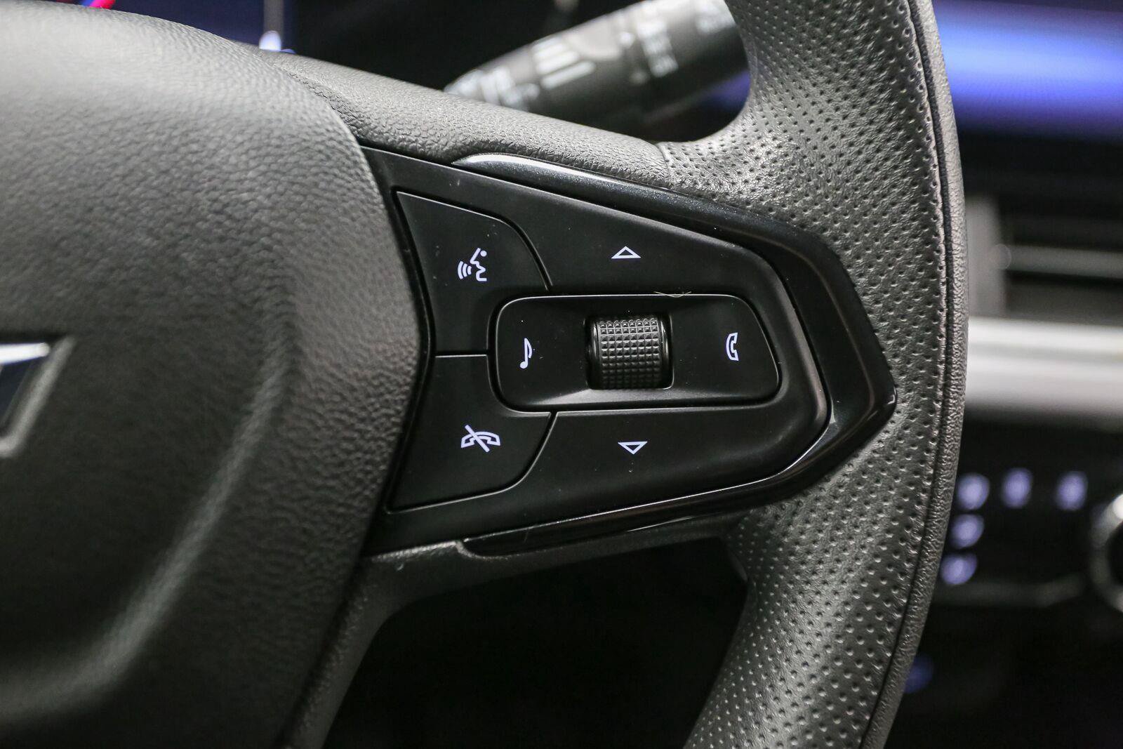 Used 2025 Chevrolet Trax LT FWD image 34