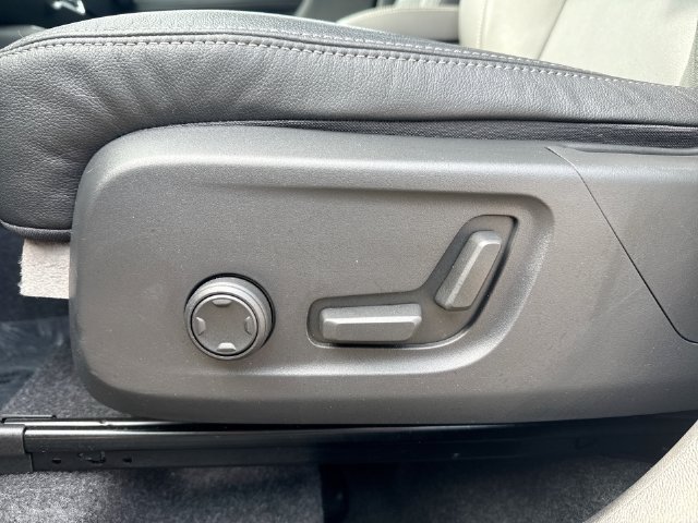 Certified 2025 Volvo XC40 B5 Ultra AWD/4WD image 17