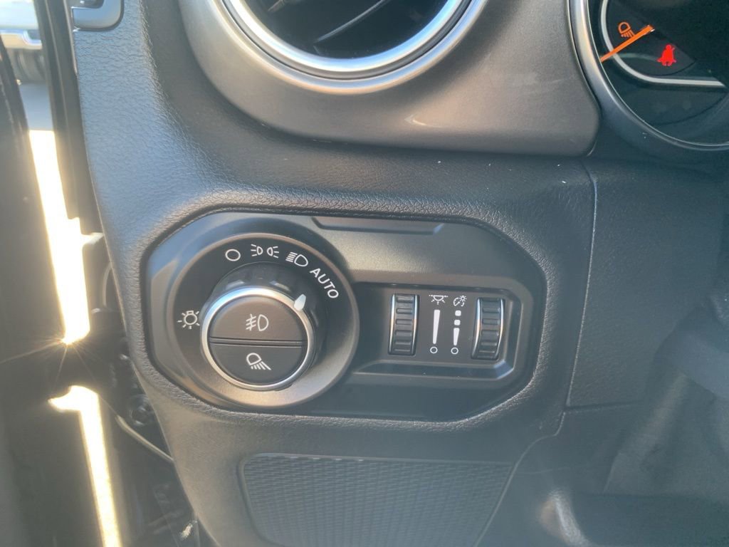 Used 2020 Jeep Gladiator Overland image 15