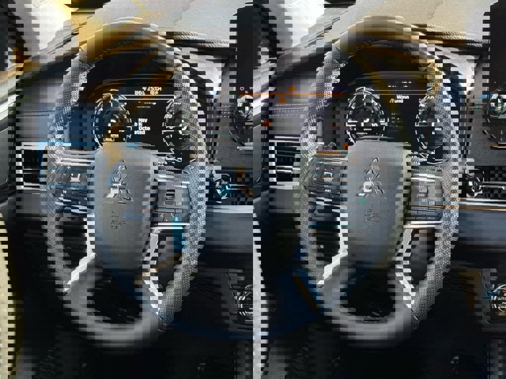 Used 2025 Mitsubishi Outlander SE image 27