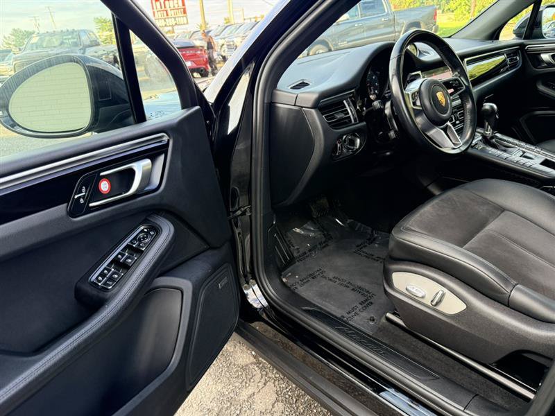 Used 2021 Porsche Macan AWD/4WD image 28