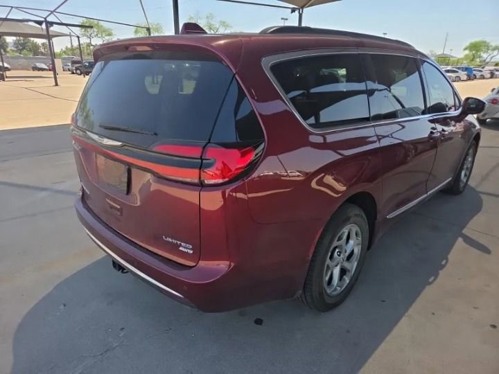 Used 2022 Chrysler Pacifica Limited AWD/4WD image 3