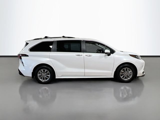 Used 2026 Toyota Sienna XLE FWD image 8