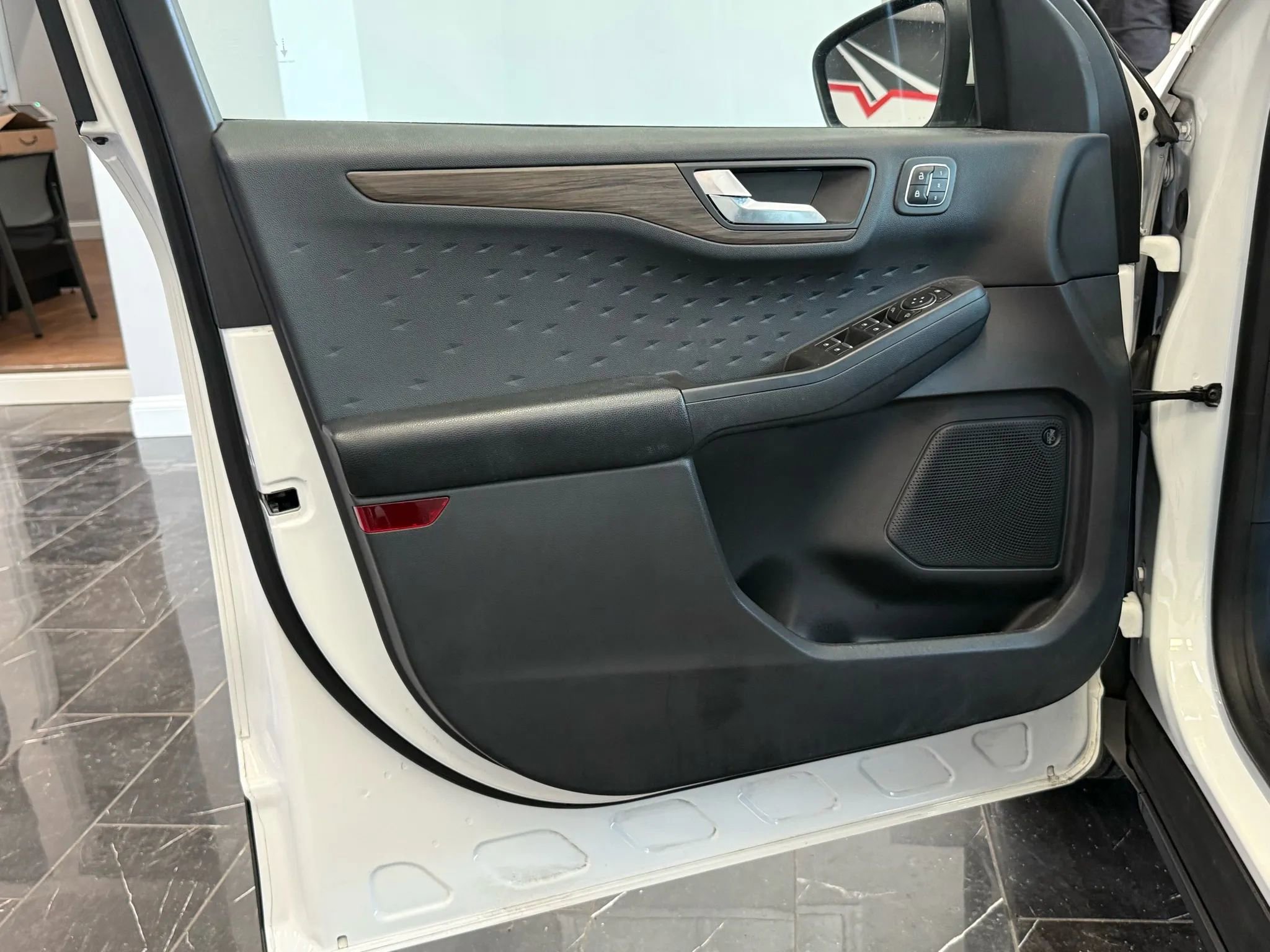 Used 2020 Ford Escape Titanium w/ Titanium Premium Package 2.0 image 7