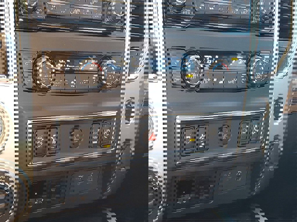 Used 2020 Nissan Titan SL w/ Moonroof Package image 19