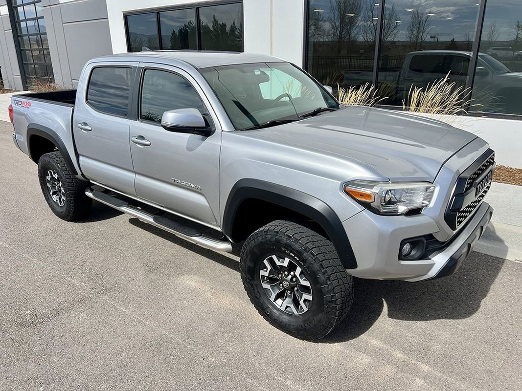 Used 2017 Toyota Tacoma TRD Off-Road image 3