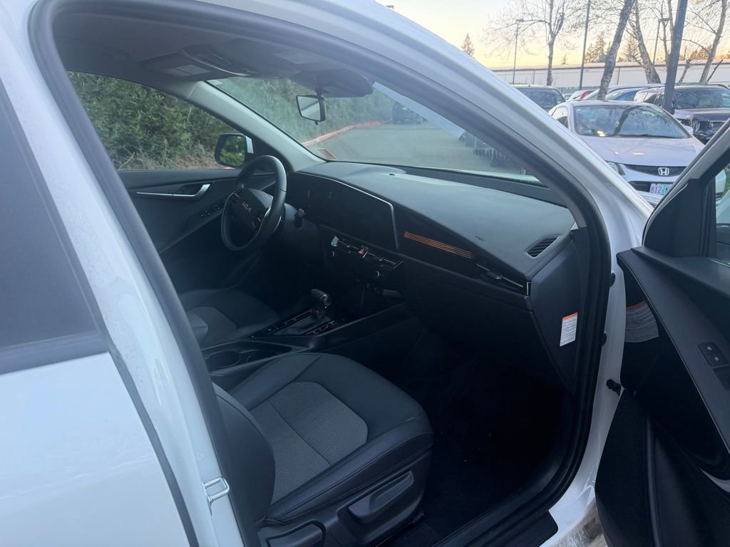 Certified 2025 Kia Niro EX image 13
