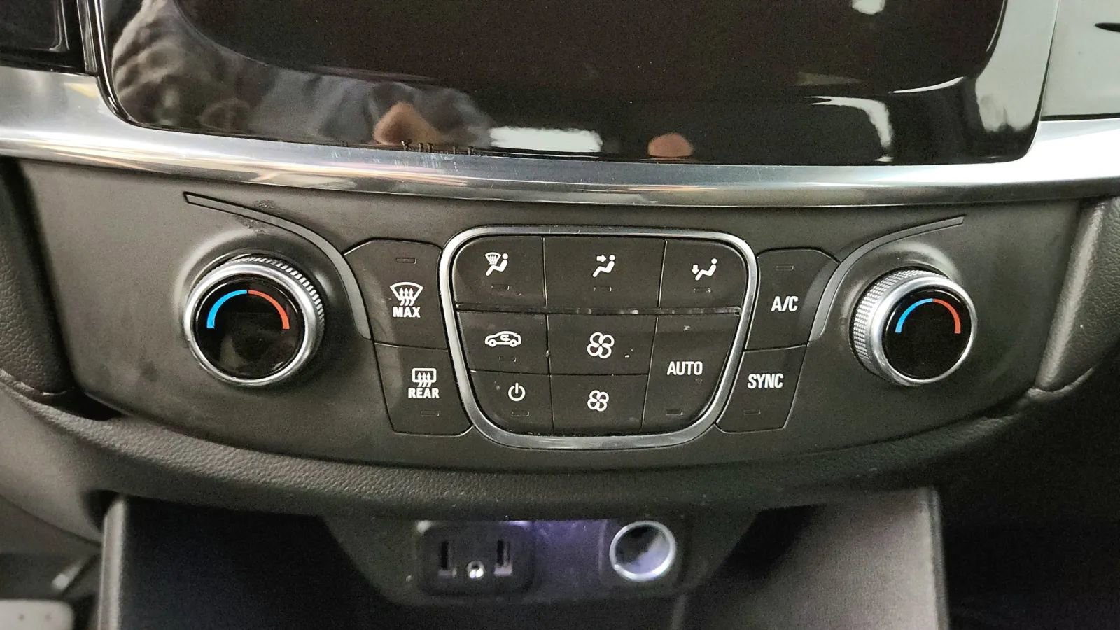 Used 2023 Chevrolet Traverse LT image 28