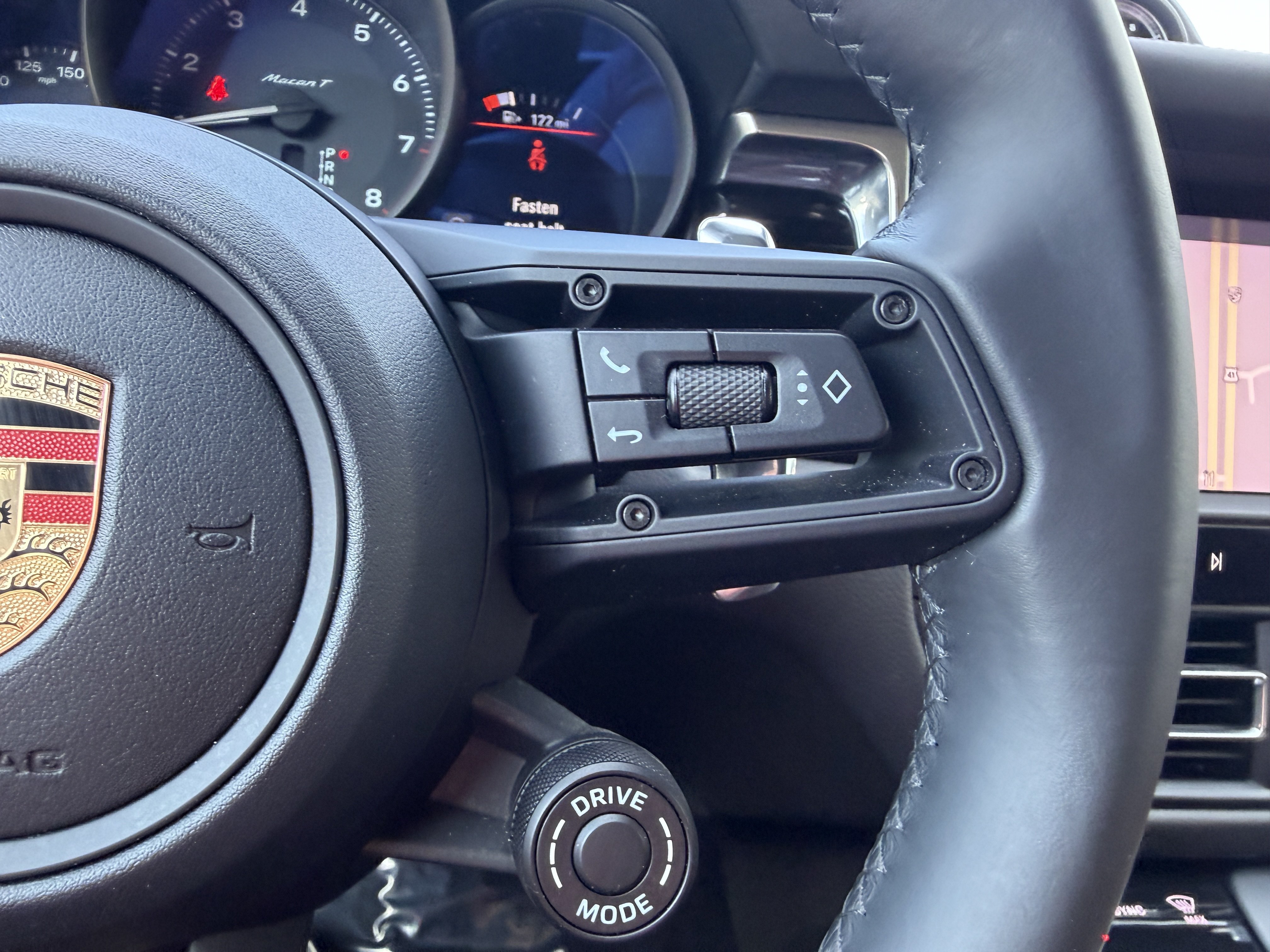 Certified 2023 Porsche Macan Turbo AWD/4WD image 33