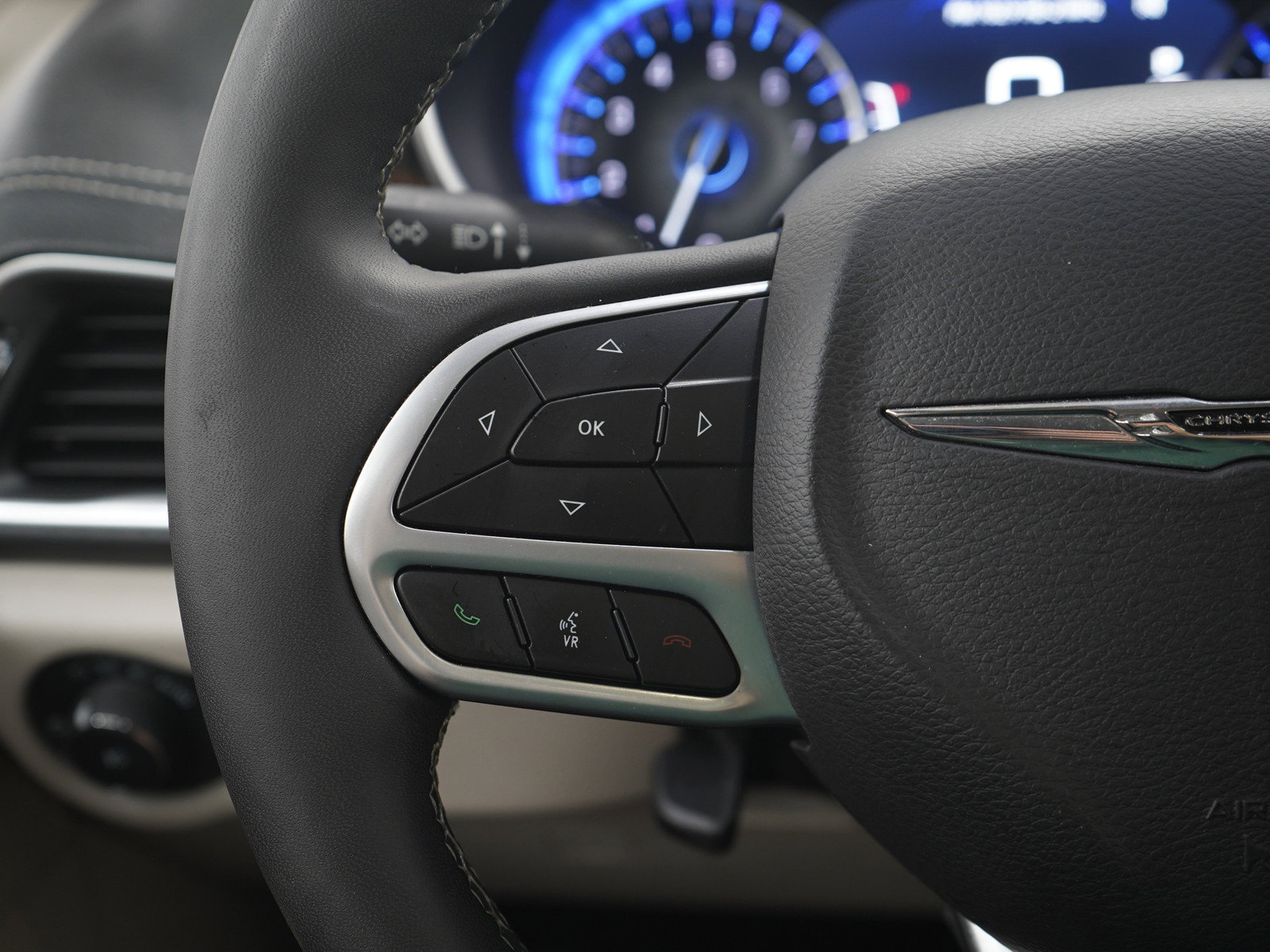 Used 2024 Chrysler Pacifica Limited FWD image 27