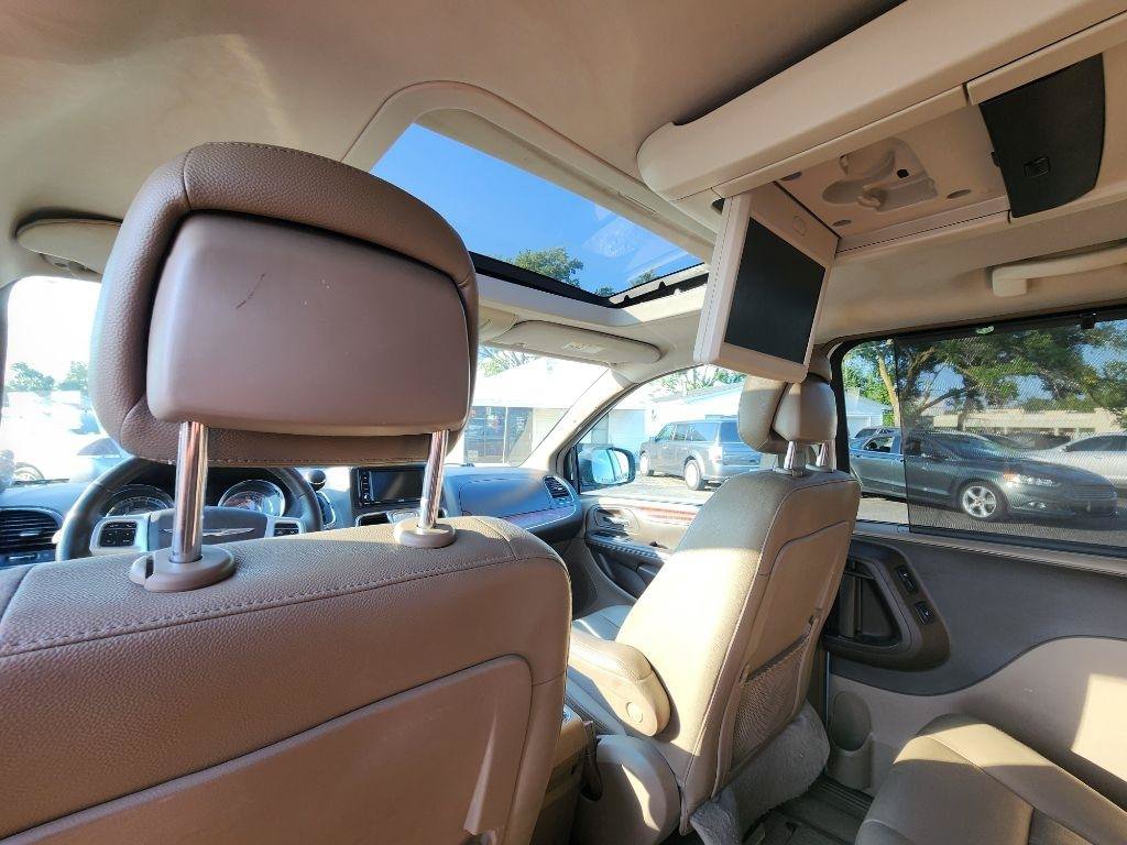 Used 2016 Chrysler Town & Country Touring-L FWD image 18