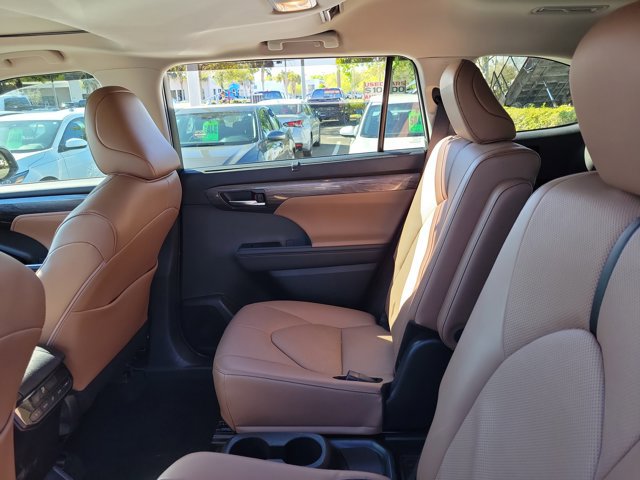 Used 2025 Toyota Highlander Limited image 14