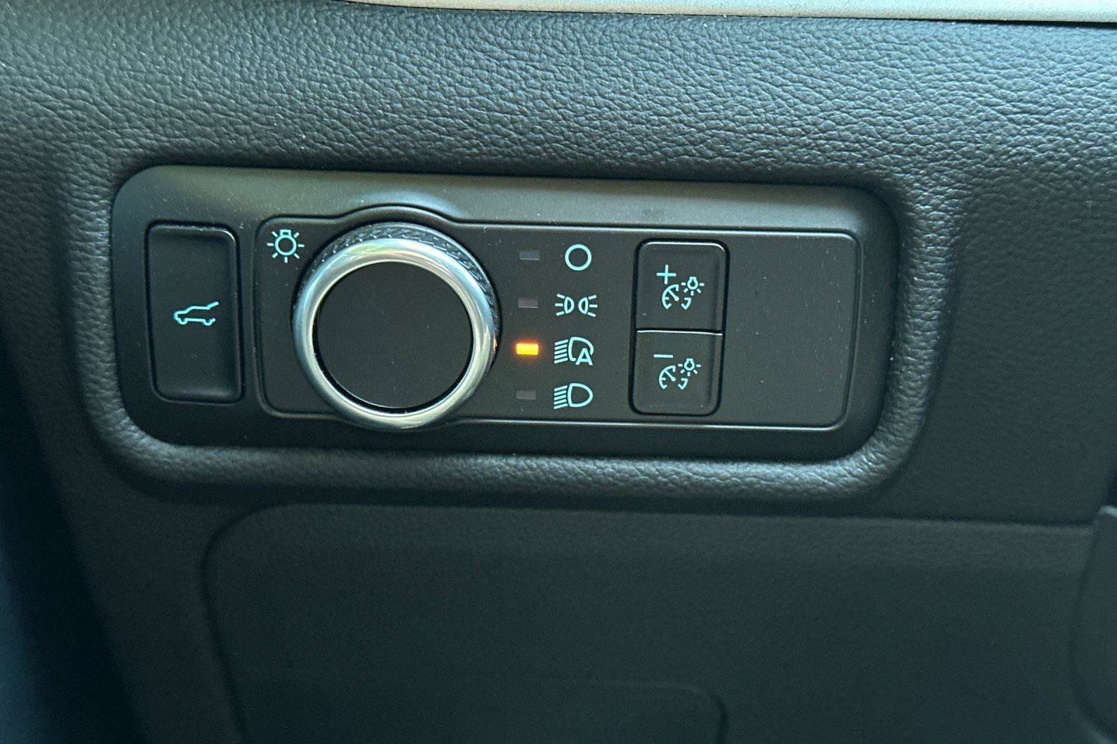 Used 2023 Ford Explorer XLT image 31