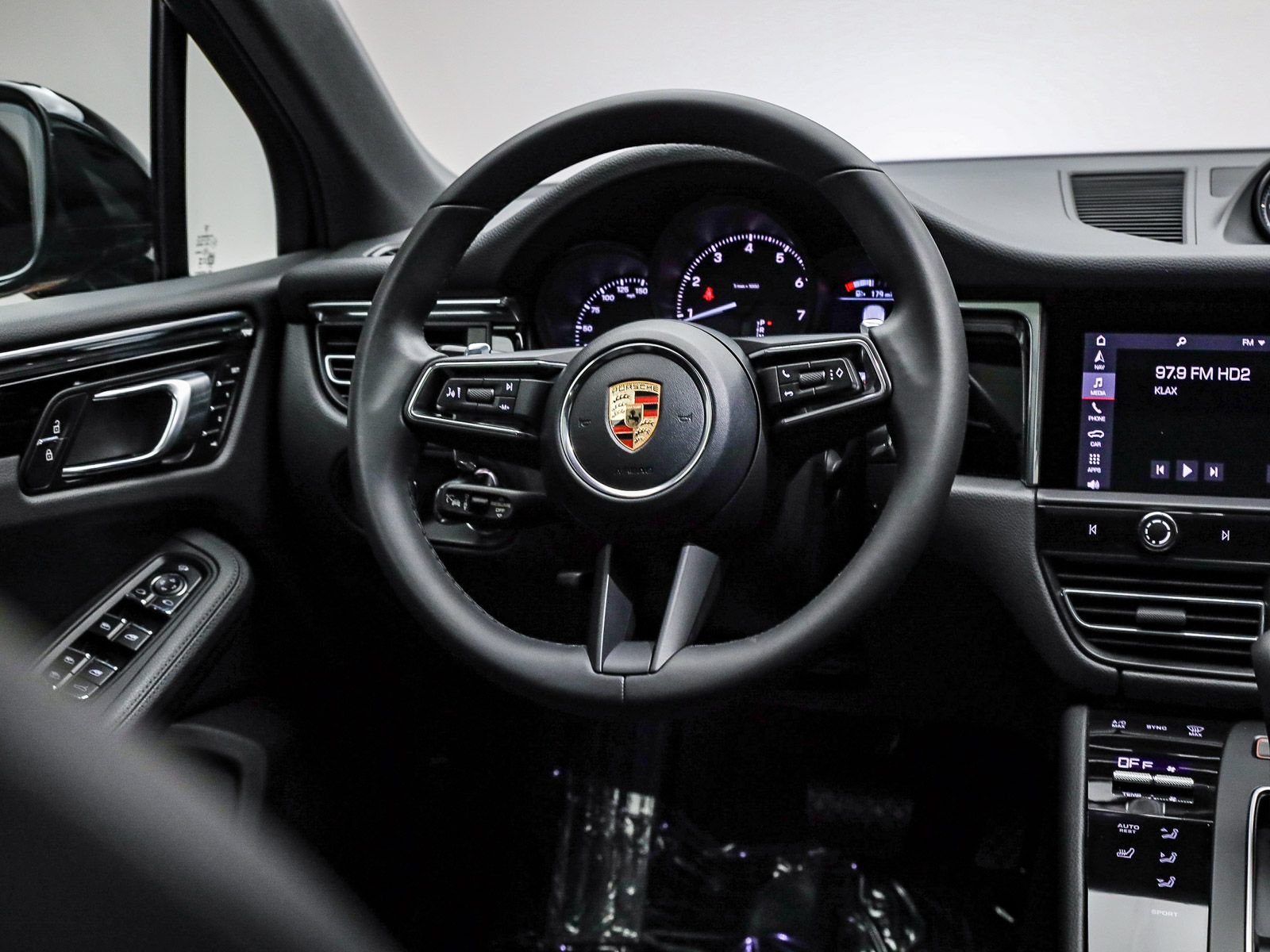 Certified 2026 Porsche Macan AWD/4WD image 16