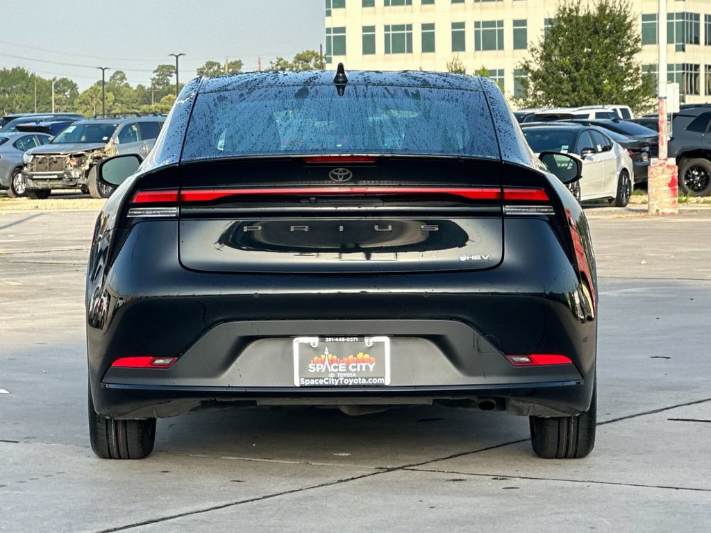 Certified 2025 Toyota Prius LE FWD image 5