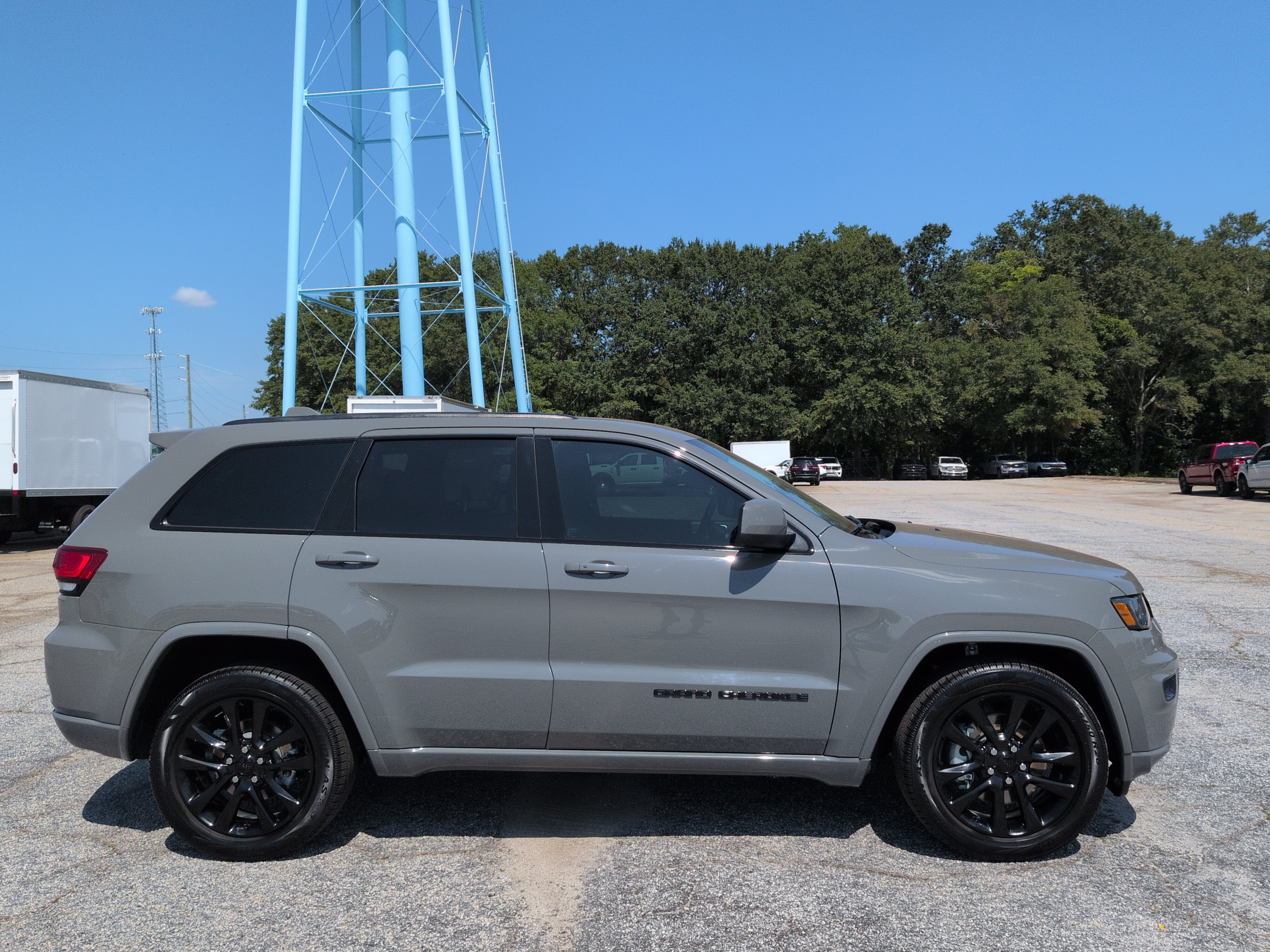 Used 2021 Jeep Grand Cherokee Laredo X RWD image 2