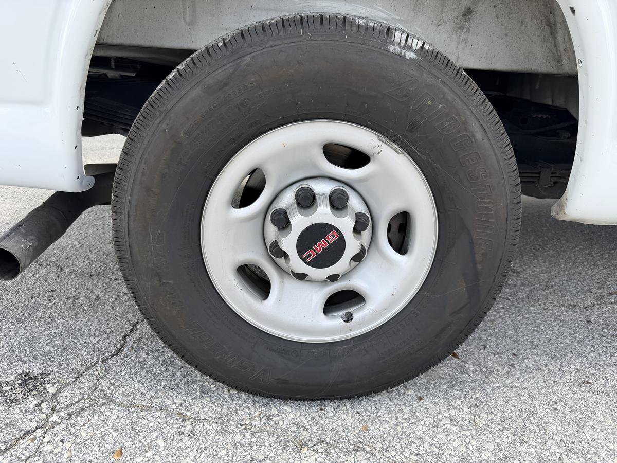 Used 2025 GMC Savana 3500 RWD image 24