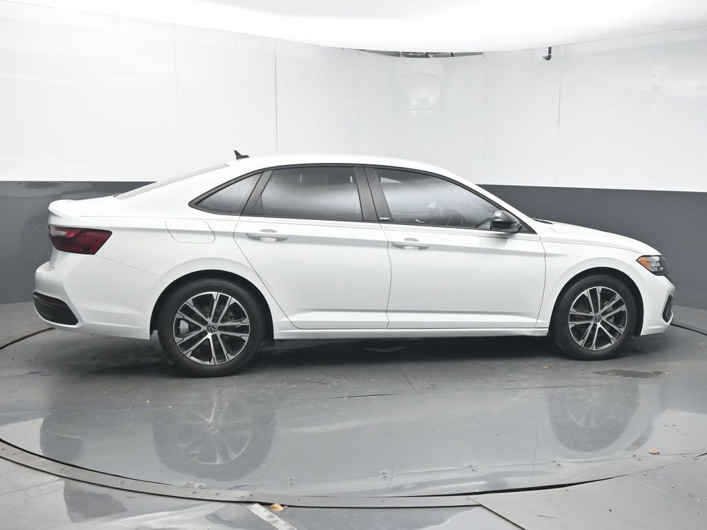 Used 2023 Volkswagen Jetta Sport image 8