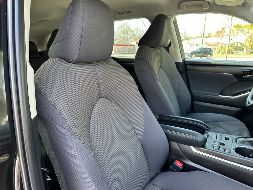 Used 2023 Toyota Highlander L image 11