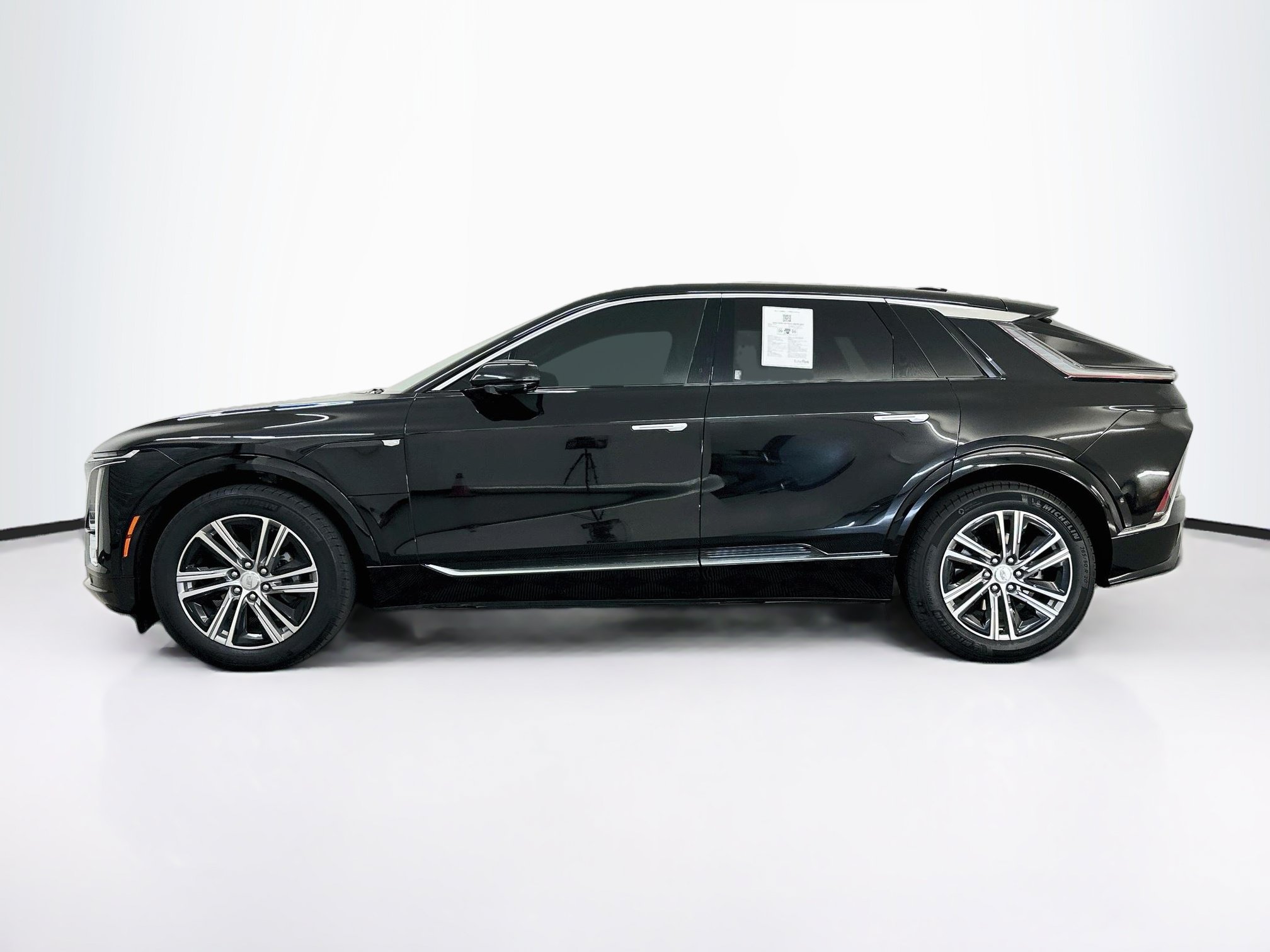 Used 2024 Cadillac Lyriq Luxury w/ LPO, Floor Liner Package AWD/4WD image 4