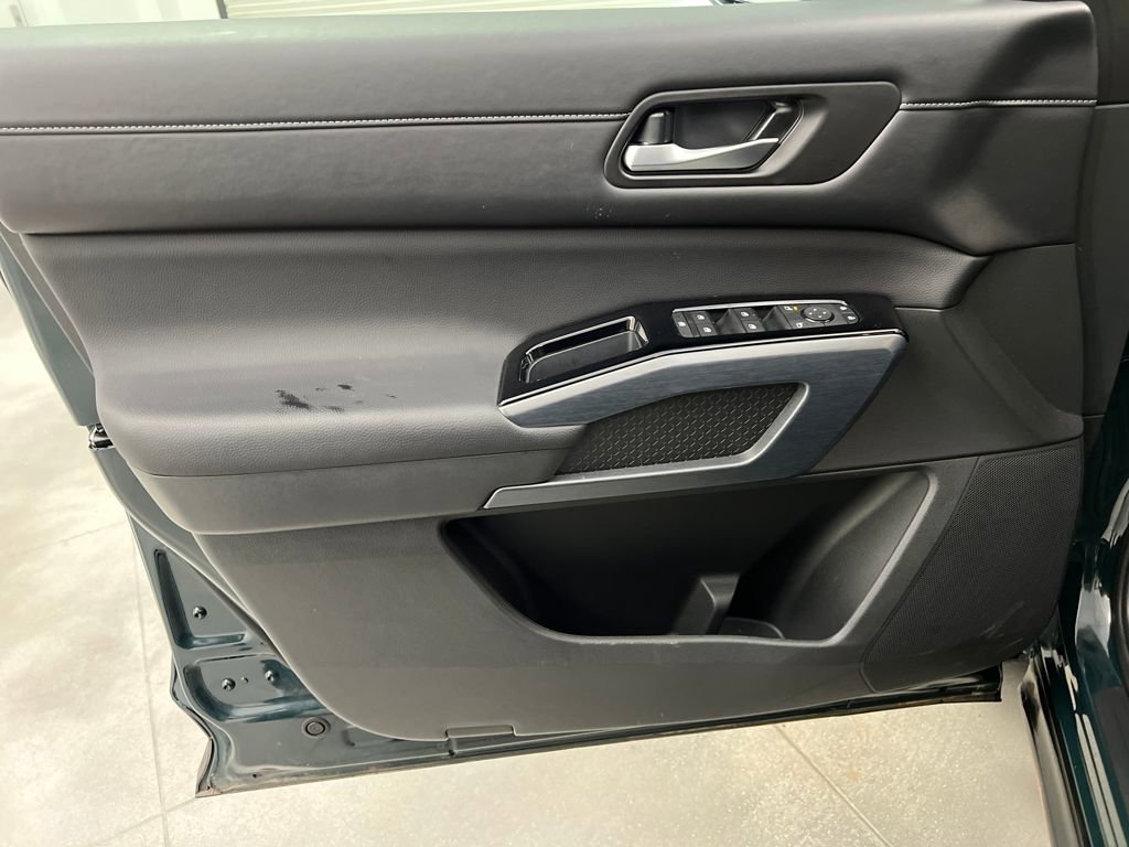 Used 2025 Nissan Pathfinder SL FWD image 11
