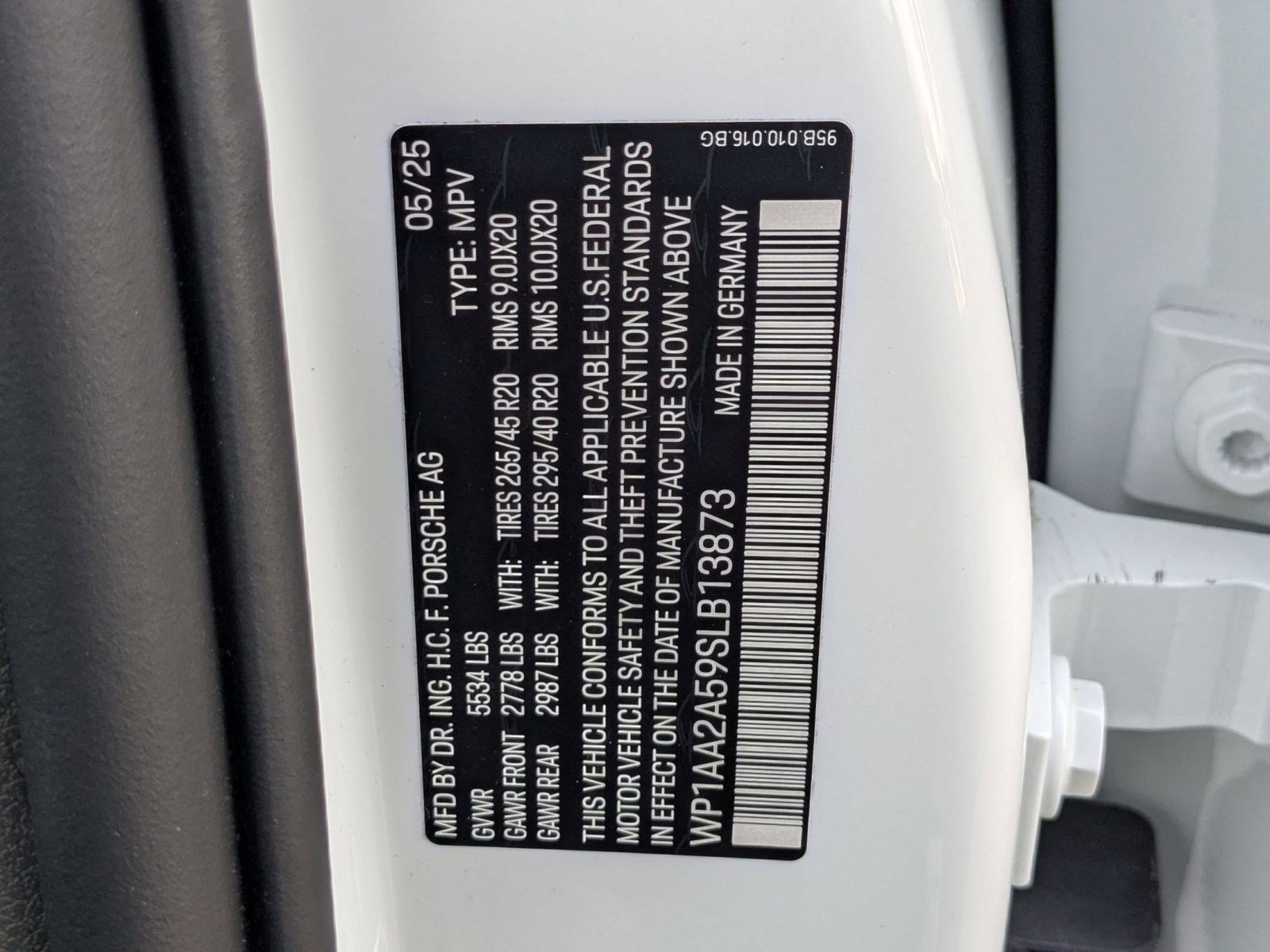 Certified 2025 Porsche Macan image 30