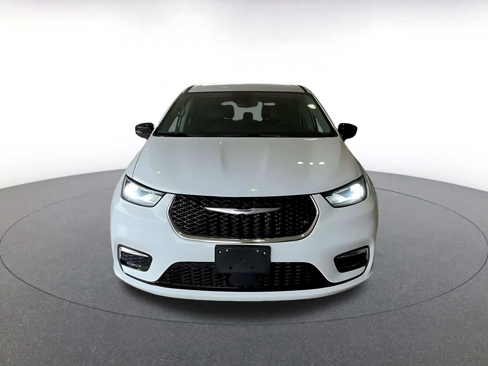 Used 2024 Chrysler Pacifica Touring-L image 4