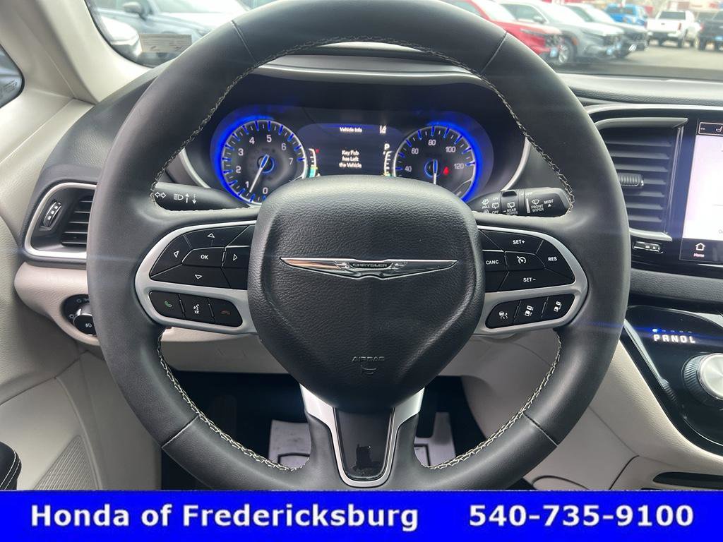 Used 2023 Chrysler Pacifica Touring-L image 17