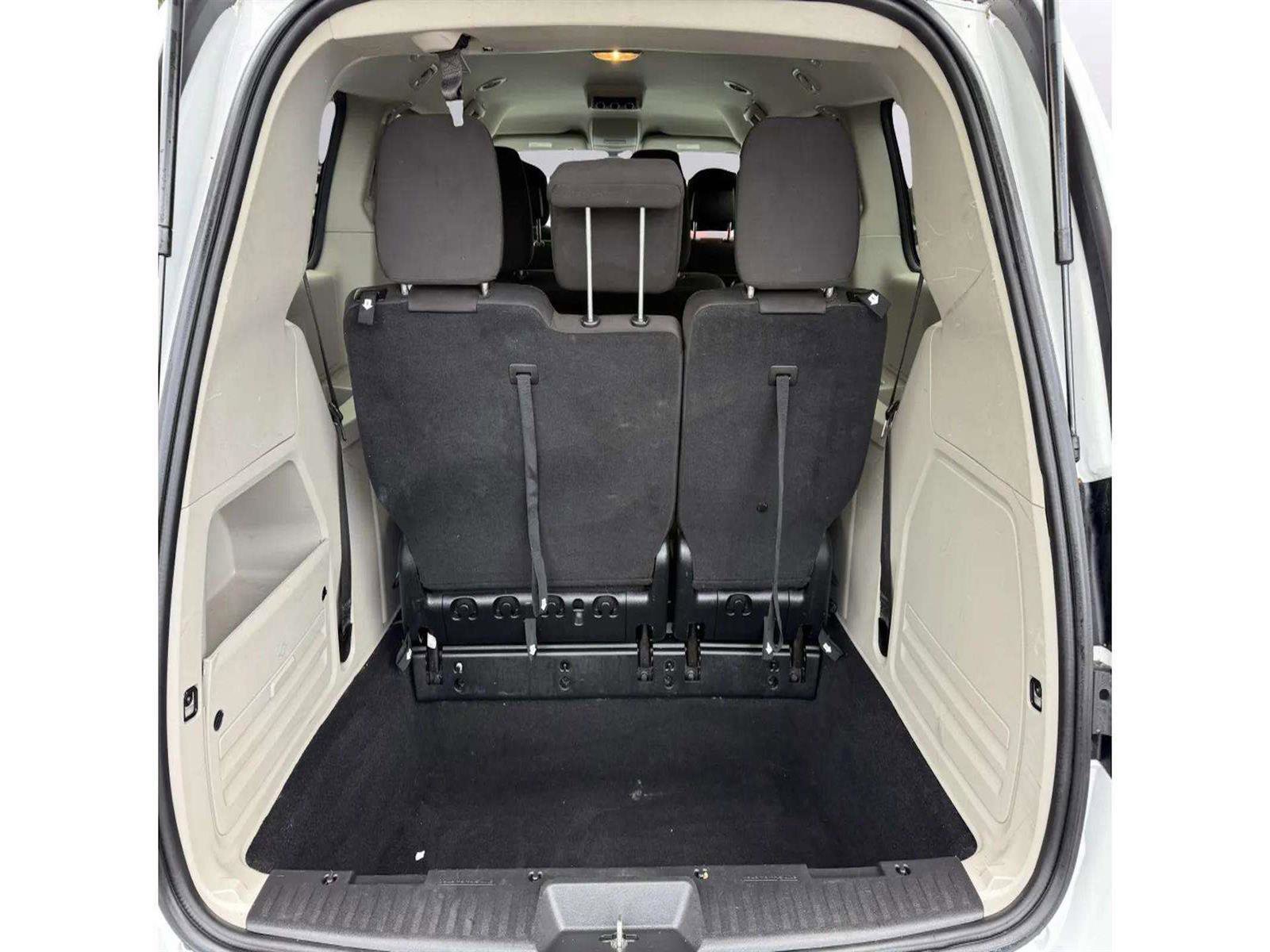 Used 2019 Dodge Grand Caravan SE w/ UConnect Hands-Free Group image 7